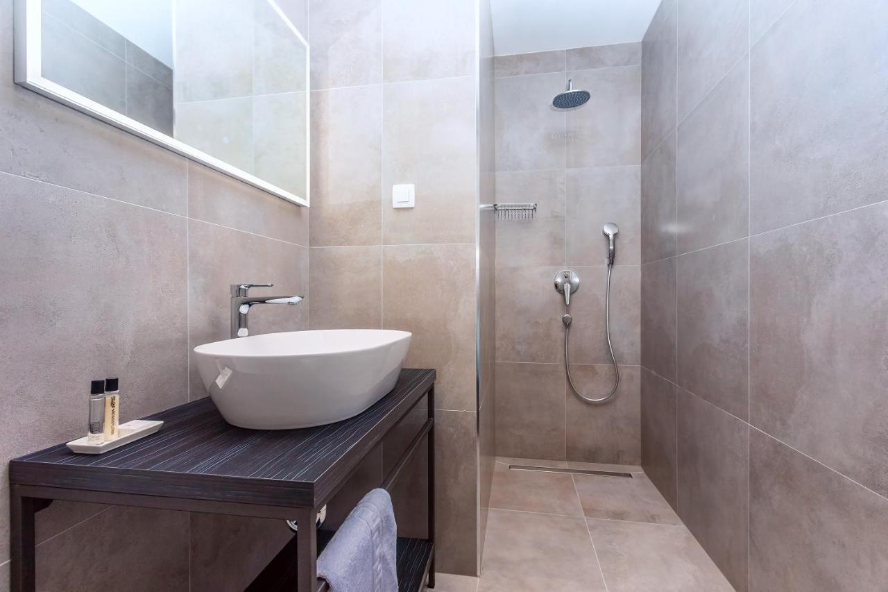 Villa Belvedere With Heated Pool, Billiards, Media Room, Sea Views,10 Pax أوميس المظهر الخارجي الصورة