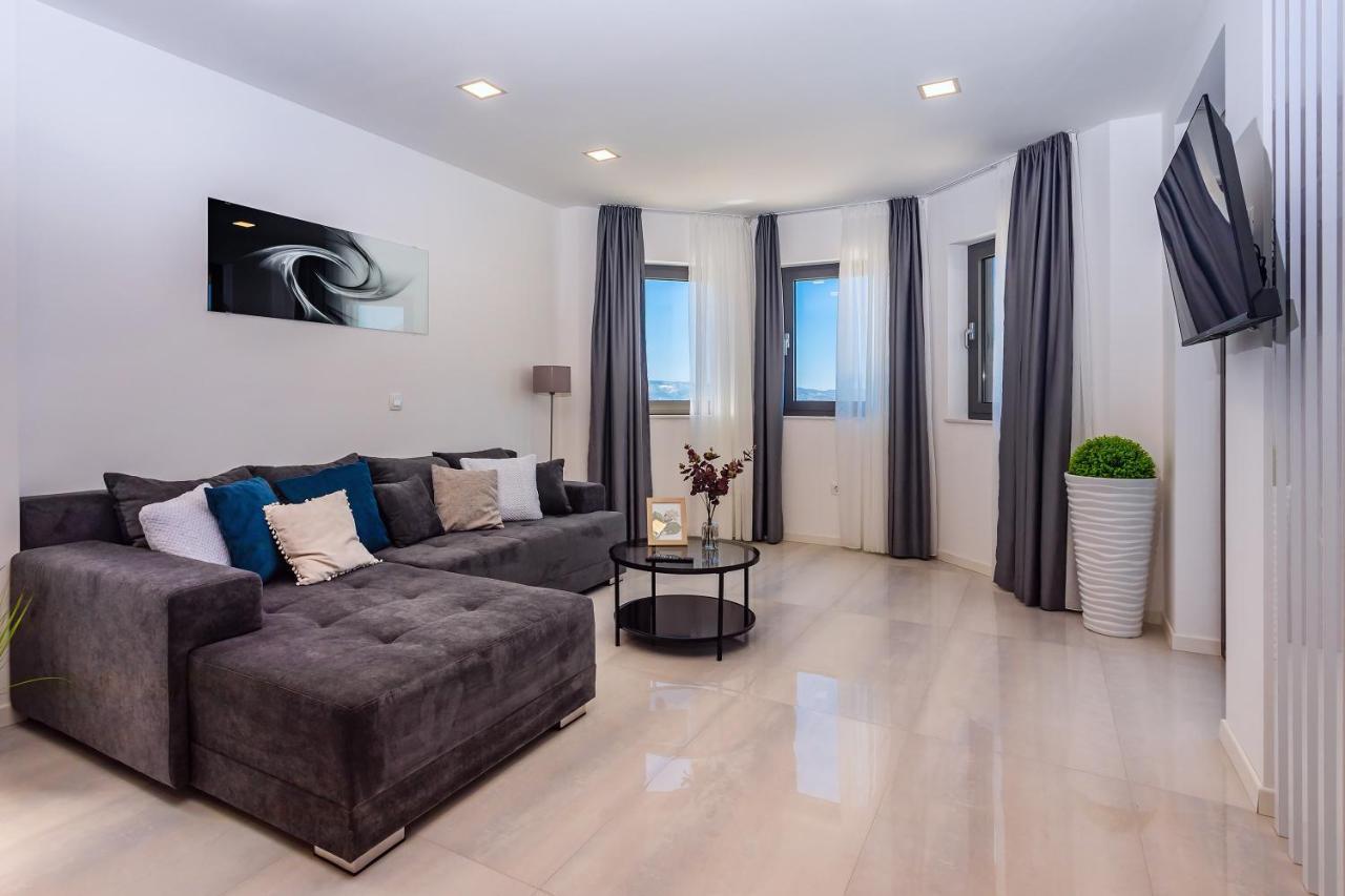 Villa Belvedere With Heated Pool, Billiards, Media Room, Sea Views,10 Pax أوميس المظهر الخارجي الصورة