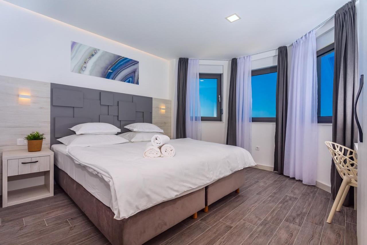 Villa Belvedere With Heated Pool, Billiards, Media Room, Sea Views,10 Pax أوميس المظهر الخارجي الصورة