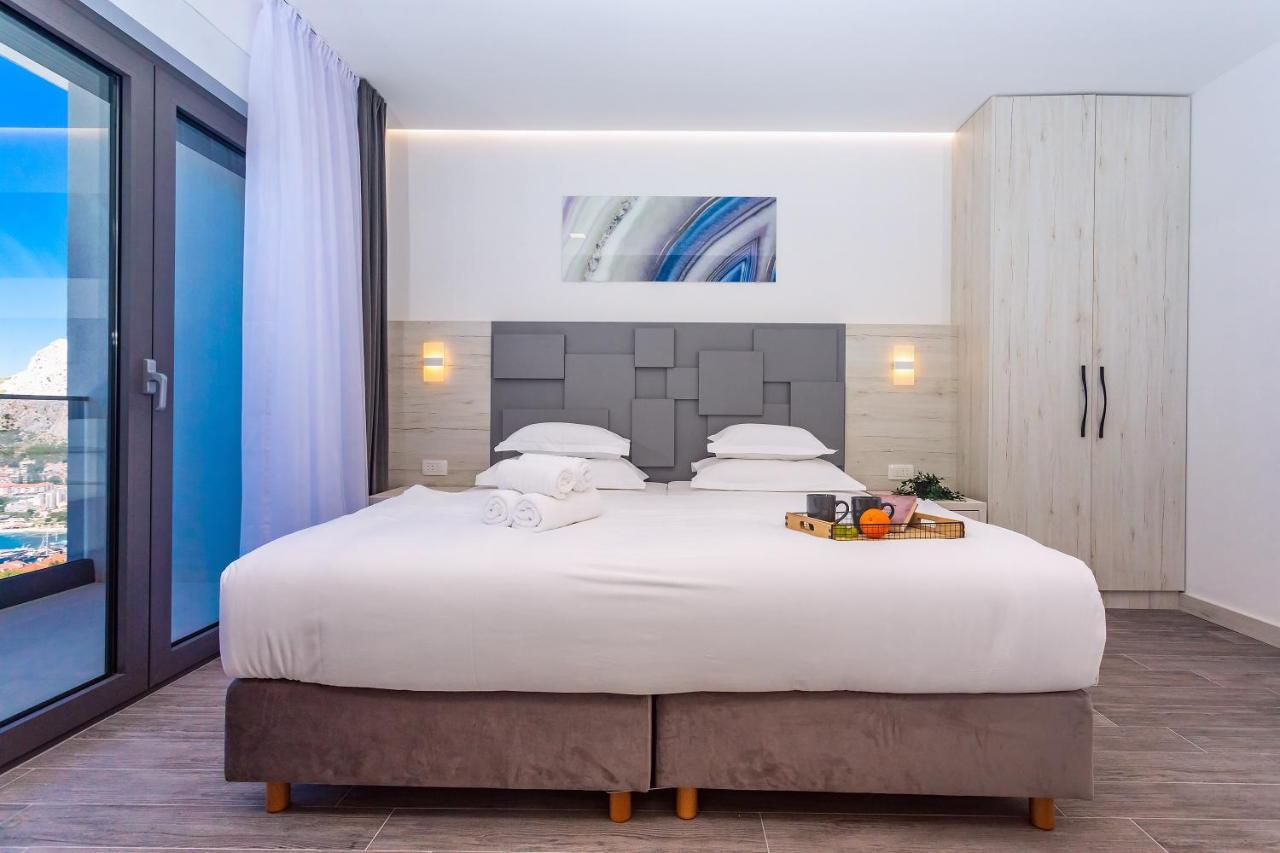 Villa Belvedere With Heated Pool, Billiards, Media Room, Sea Views,10 Pax أوميس المظهر الخارجي الصورة